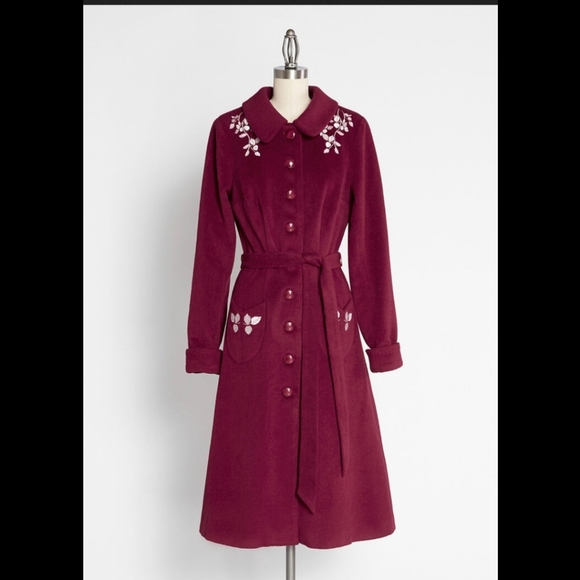 Dark red laudable leaves embroidered winter coat